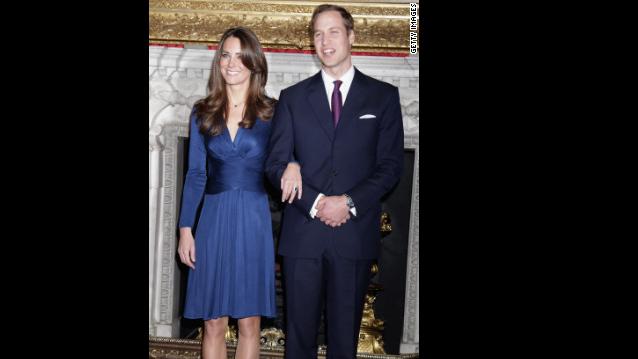 婚約発表の記者会見で=2010年11月