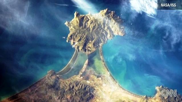 「イタリア沿岸。まるで指輪にあしらったダイヤモンドのようだ」＝NASA/ISS提供