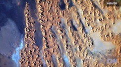 「ダチョウの羽のようなサハラ砂漠。見る角度を変えると、地球はあっという間に別世界のように見えてくる」＝NASA/ISS提供