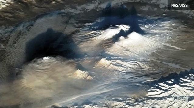 「夜明けの火山はドラマチックな眺め。レンズを通して見つけたときは息をのんだ」=NASA/ISS提供