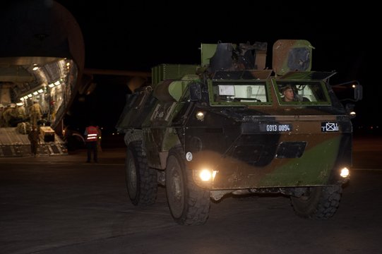 英軍によって輸送されたフランス軍の車両＝マリ、英国防省提供