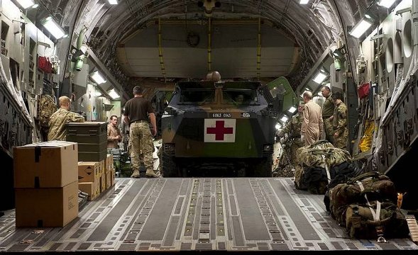 フランス軍の装備を輸送してきた英空軍＝マリ、英国防省提供