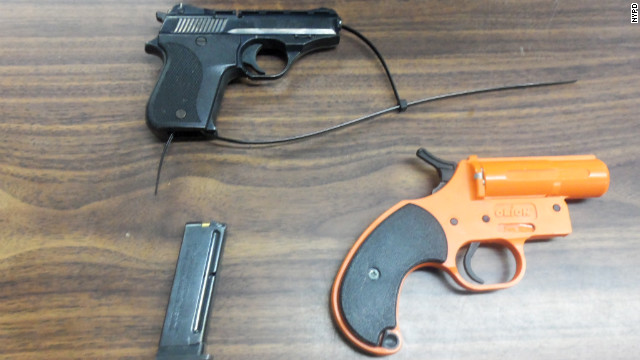 ７歳男児がバックパックに入れて小学校へ持って行った短銃や弾倉、特製銃＝ニューヨーク市警の提供写真