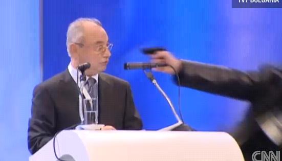Cnn Co Jp 演説中の政治家に銃突きつける 男逮捕 ブルガリア Cnn Co Jp 演説中の政治家に銃突きつける 男逮捕 ブルガリア