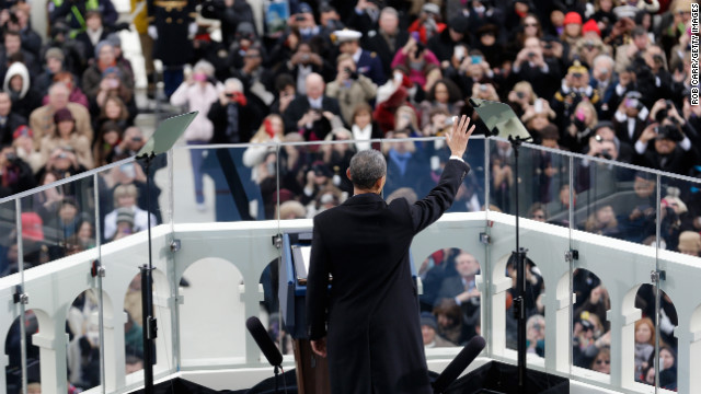 就任式で集まった人々に手を振るオバマ大統領＝１月１２日、ワシントン