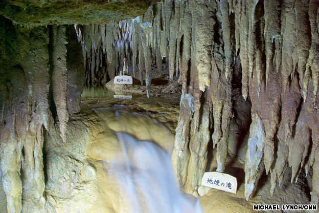 玉泉洞。洞内には小川や滝がある MICHAEL LYNCH/CNN