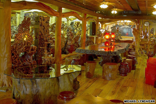 ゴールドホールカフェ。華美な木彫りが並ぶ MICHAEL LYNCH/CNN