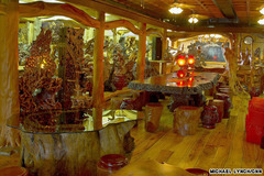 ゴールドホールカフェ。華美な木彫りが並ぶ MICHAEL LYNCH/CNN