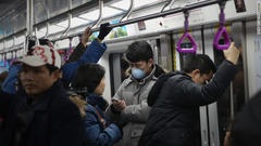 北京の地下鉄の中でもマスクを着用した人が乗車＝２３日