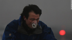 マスクをつけて自転車に乗る人＝２９日、北京