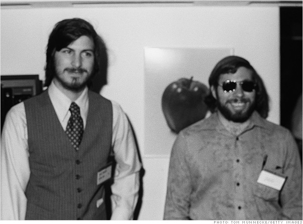 １９７７年当時のスティーブ・ウォズニアック氏（右）とスティーブ・ジョブズ氏