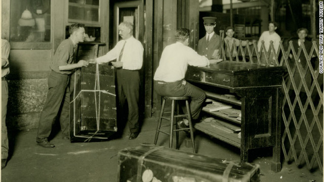 荷物の受け取りをする1930年代当時の様子 写真提供=NEW YORK TRANSIT MUSEUM