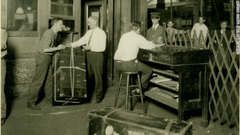 荷物の受け取りをする１９３０年代当時の様子　写真提供＝NEW YORK TRANSIT MUSEUM