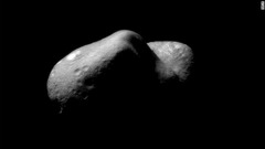 無人探査機ＮＥＡＲシューメーカーが２００１年２月１２日に着陸して探査した小惑星「エロス」＝NASA提供