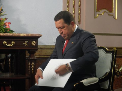 ベネズエラのチャベス大統領はＣＮＮの番組にも出演した＝２０１０年５月、ベネズエラ首都カラカス