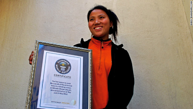 １週間に２回エベレスト登頂　ネパール人女性がギネス認定
