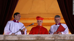 フランスのタウラン枢機卿が新法王の選出を発表した