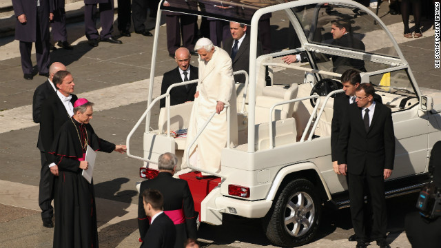 法王専用車から降りるベネディクト１６世＝２月２７日、サンピエトロ大広場