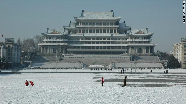 雪に覆われた平壌の金正日広場。北朝鮮ではスキーリゾートの建設が進んでいるという
