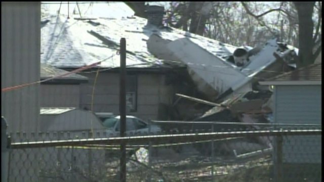 飛行機墜落で５人死傷＝WGN提供