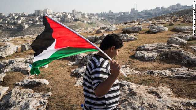 パレスチナの旗を持つ少年。イスラエルとパレスチナの和平交渉も議題に上ったとみられる