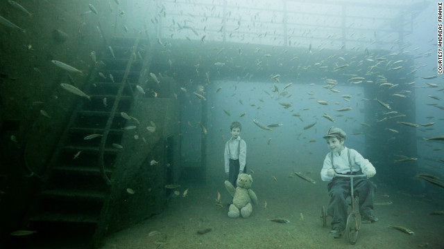 海の協力:ドッド氏は、海水の写真への染み込み方が実に素晴らしい。まるで海が作品作りに協力してくれているかのようだと述べる