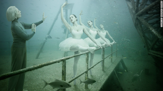 ポーズをとる：沈没船ジェネラル・ホイト・Ｓ．ヴァンデンバーグ内の水中ギャラリーに展示されたバレリーナの写真。アンドレアス・フランケ氏撮影