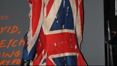 ９７年のアルバム「アースリング」のジャケットでボウイが着た英国旗の衣装。ほかのジャケットとは違い、カメラに背を向けている