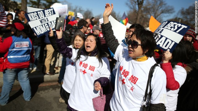 同性婚の賛成派、反対派の双方が裁判所前に詰め掛けた