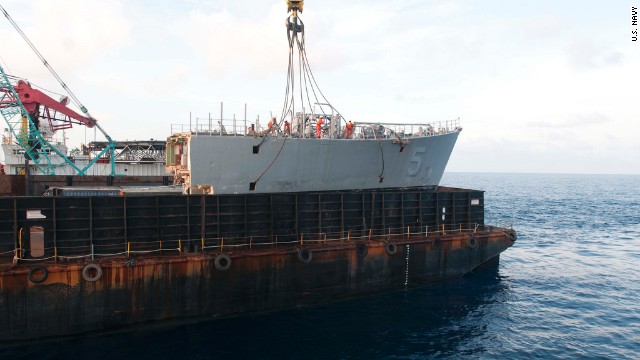 撤去された艦首部分＝U.S. NAVY提供