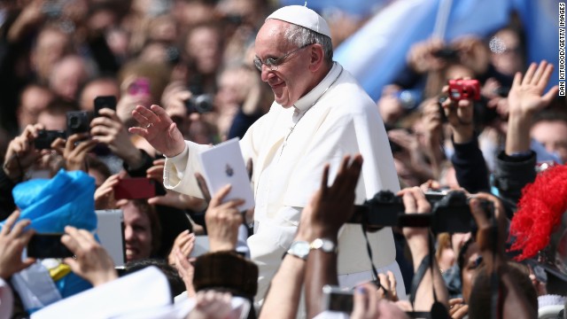 信者の声に応えるローマ法王フランシスコ