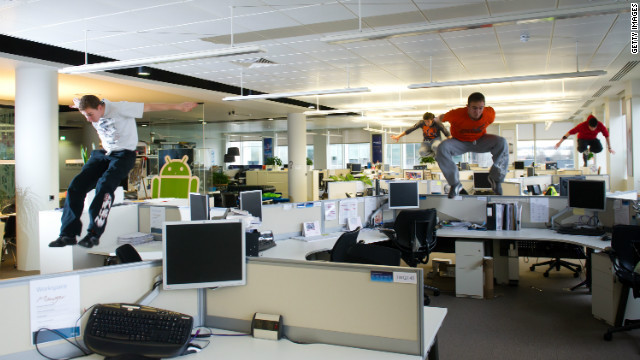 オフィスで体を動かせば、生産性も向上するという