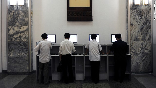 平壌の人民大学習堂では、イントラネットの端末が人気だ。ここでは外国語やコンピューター技能の授業が受けられる=同氏提供