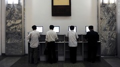 平壌の人民大学習堂では、イントラネットの端末が人気だ。ここでは外国語やコンピューター技能の授業が受けられる＝同氏提供