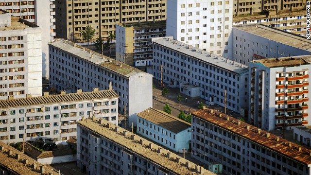 上空から見た平壌の一角。建物のほとんどは住宅だが、日没後には街の大部分が闇に包まれ、ゴーストタウンのような印象がさらに強まる=同氏提供
