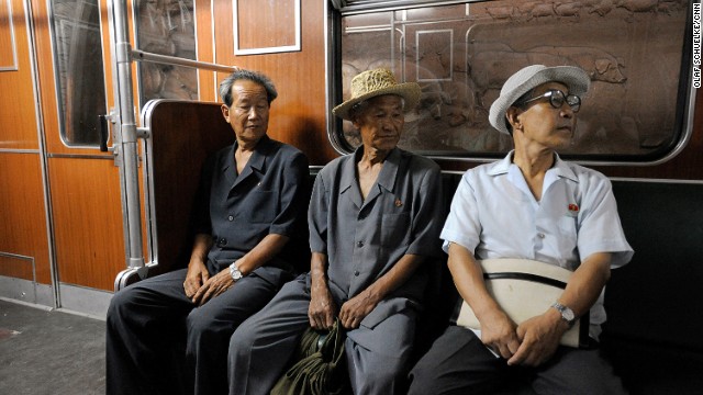 電車に乗る3人の男性。この車体は1998年にドイツから買い取った。写真には写っていないが、それぞれの車両には額に入った指導者らの肖像が掲げられている=同氏提供