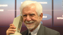 マーティン・クーパー氏は１９７３年、ニューヨーク市内の歩道から、公の場で初めて携帯電話をかけた。手にしているのは１９８３年に商品化された「ＤｙｎａＴＡＣ　８０００Ｘ」＝同氏提供
