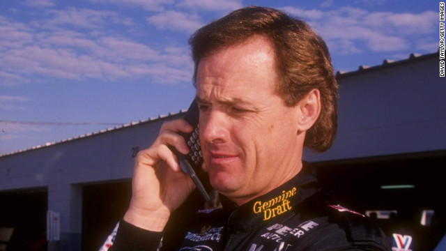 全米自動車レース(NASCAR)のドライバー、ラスティ・ウォレスが練習の合間に電話をかける様子=1996年2月