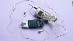 ２０００年にはエリクソンやサムソンがＭＰ３プレーヤーの機能も兼ね備えた携帯電話を発表していた