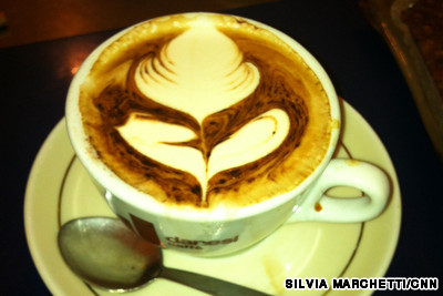 ザ・カプチーノ・バー。おすすめコーヒー：模様が描かれたカプチーノまたはグラスに入ったアイスカプチーノ