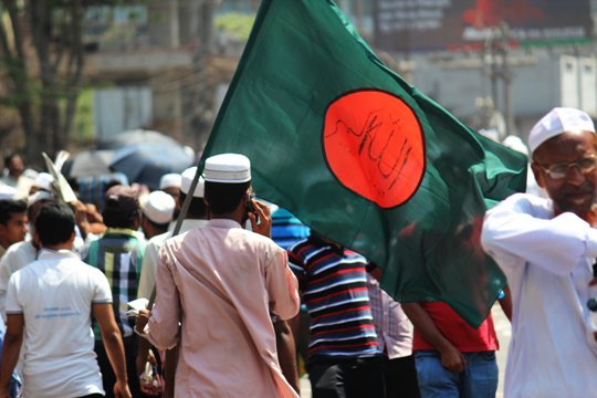 デモに参加したイスラム教徒ら＝６日、バングラデシュ首都ダッカ