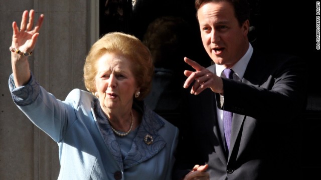 サッチャー氏（左）とキャメロン英首相＝２０１０年６月