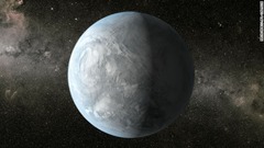 ハビタブルゾーンにある惑星「ケプラー６２ｅ」のイメージ図。太陽よりも小さく、温度も低い恒星の周りを公転している。地球からの距離は１２００光年