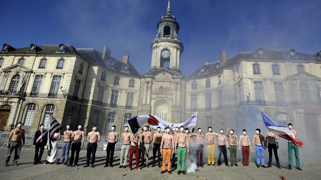 同性婚に反対する人々。フランスでは２３日に合法化法案が議会を通過した