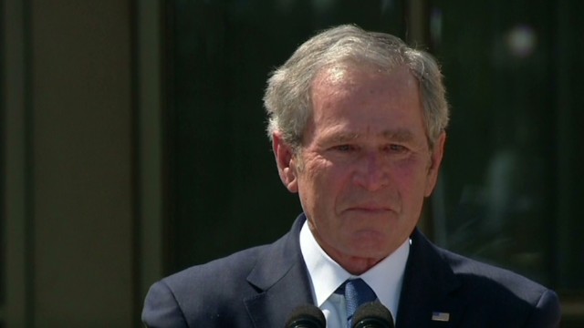 感動に涙ぐむブッシュ前大統領