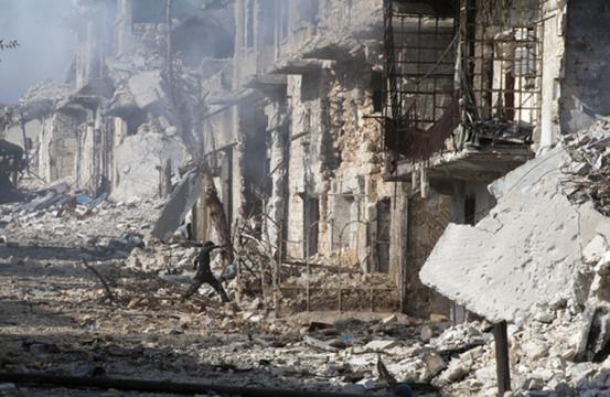 内戦で被害を受けたシリアの町。化学兵器の使用が疑われている