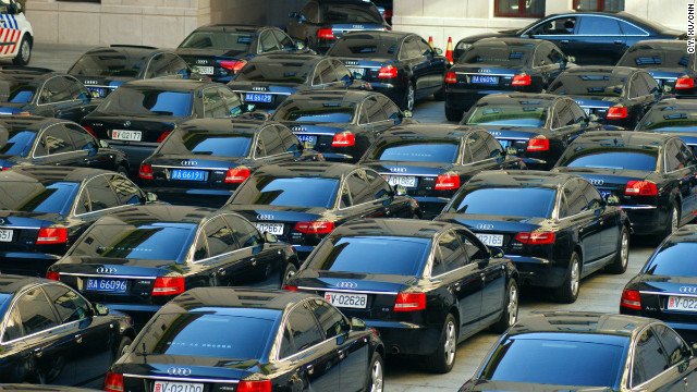 党大会が行われた会場の外にずらりと並ぶ高級車＝２０１２年１１月