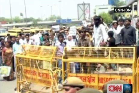インドの４歳女児、レイプ被害で死亡 - CNN.co.jp