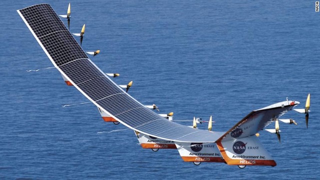 米航空宇宙局(NASA)が開発した太陽光発電で動く無人飛行機「ヘリオス」。高度約30キロに到達した記録を持つも、2003年に乱気流に巻き込まれ破壊された=NASA提供