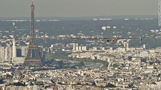 パリ上空を飛ぶソーラーインパルス=2012年、SOLAR IMPULSE提供